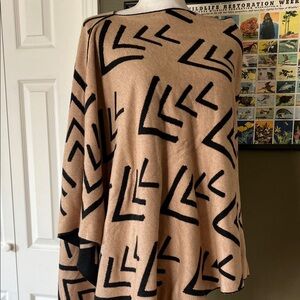 Duluth Trading Co, reversible Tan and Black Geometric Poncho